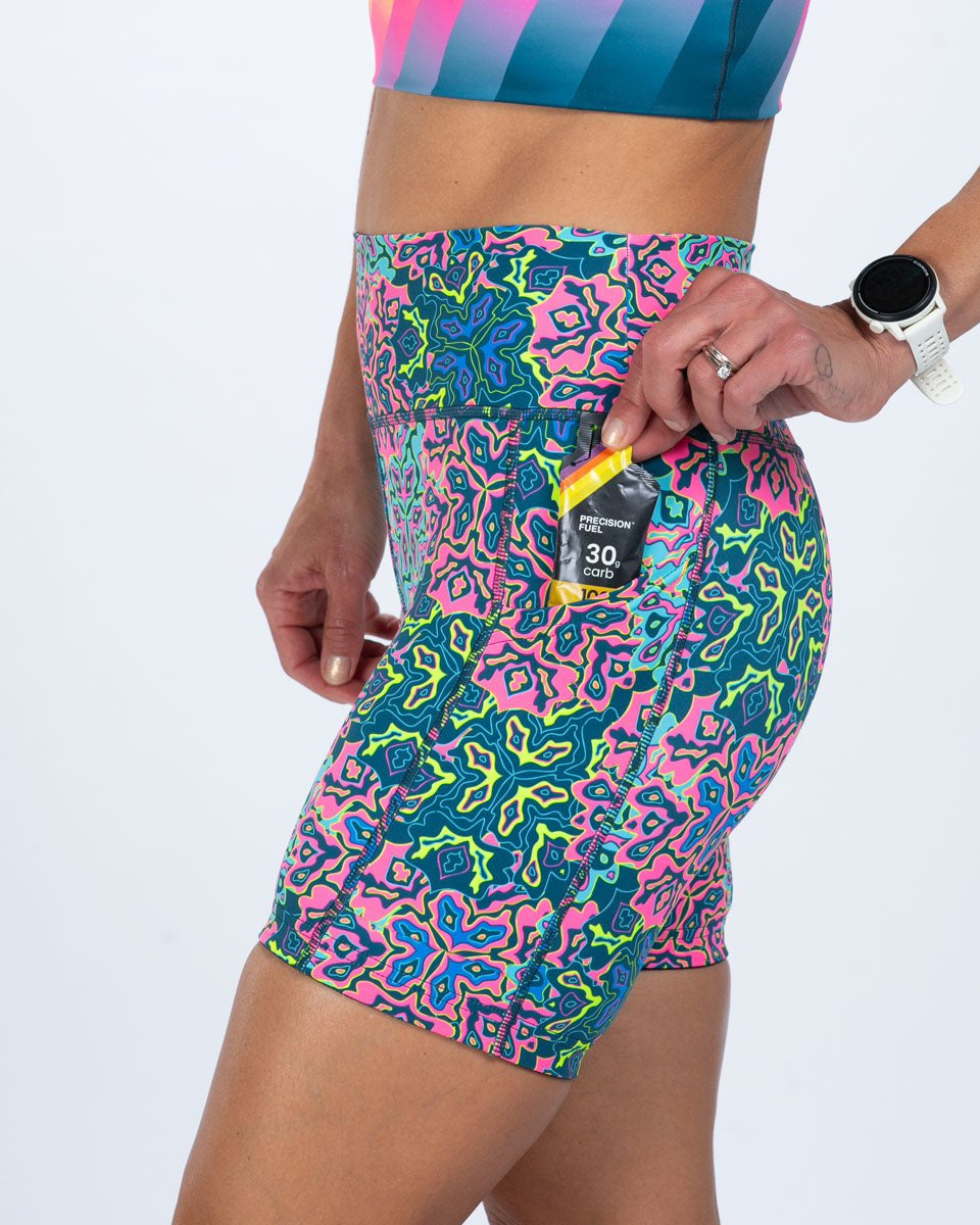Zoot Sports RUN BOTTOMS Women's Ltd Run 6" Pulse High-Rise Short - Costa Del Sol