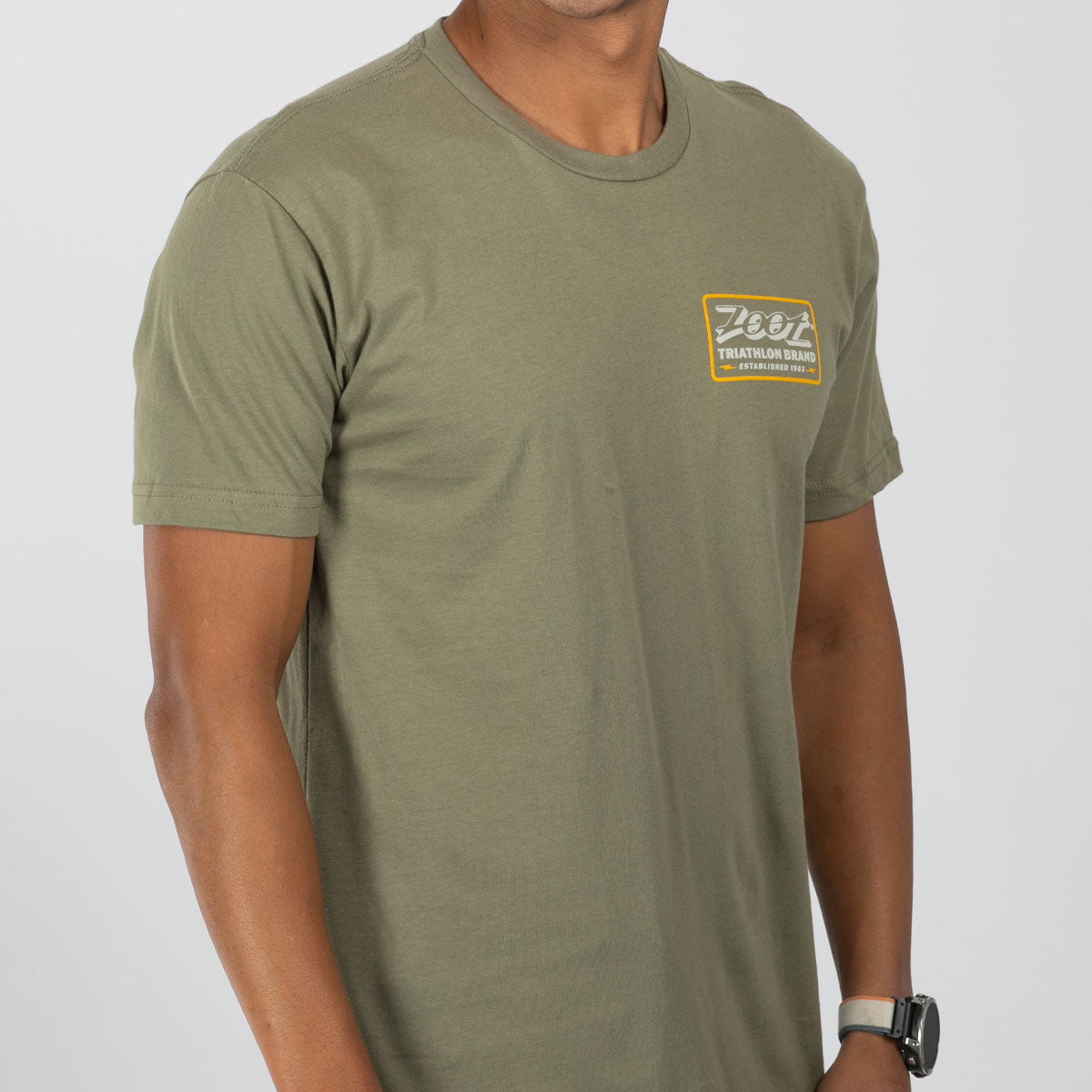 Zoot Sports LIFESTYLE Unisex Shop Badge Tee - Light Olive