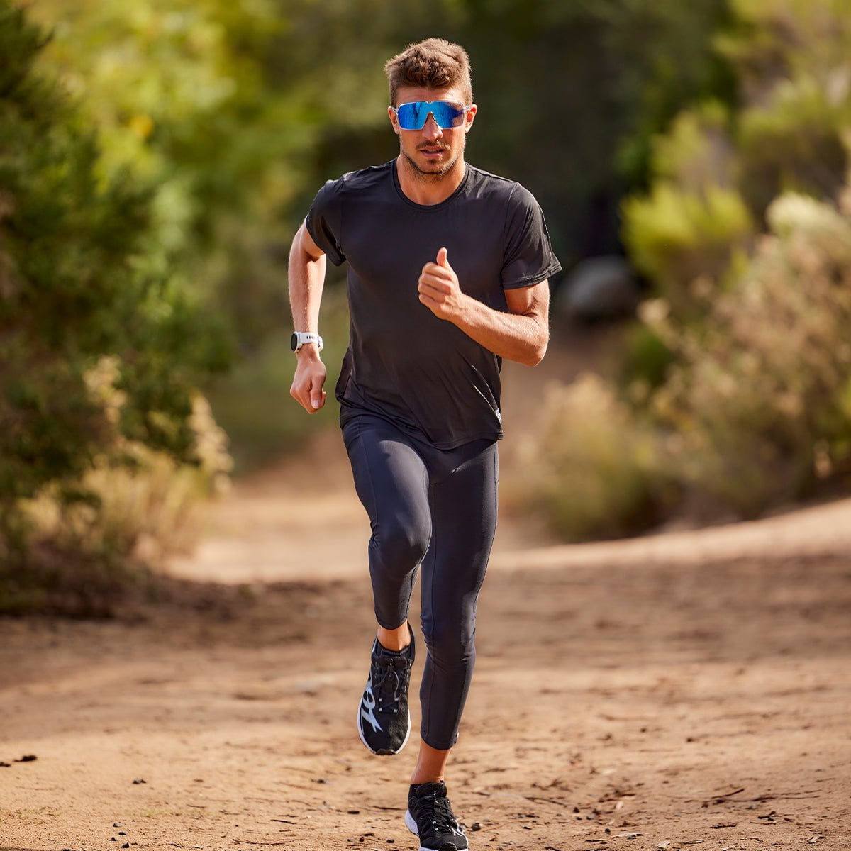 male running and wearing Men's Elite Run Thermo Tight - Black
