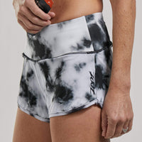 Zoot Sports RUN BOTTOMS WOMENS LTD RUN 3" SHORT - BLACK TIE DYE